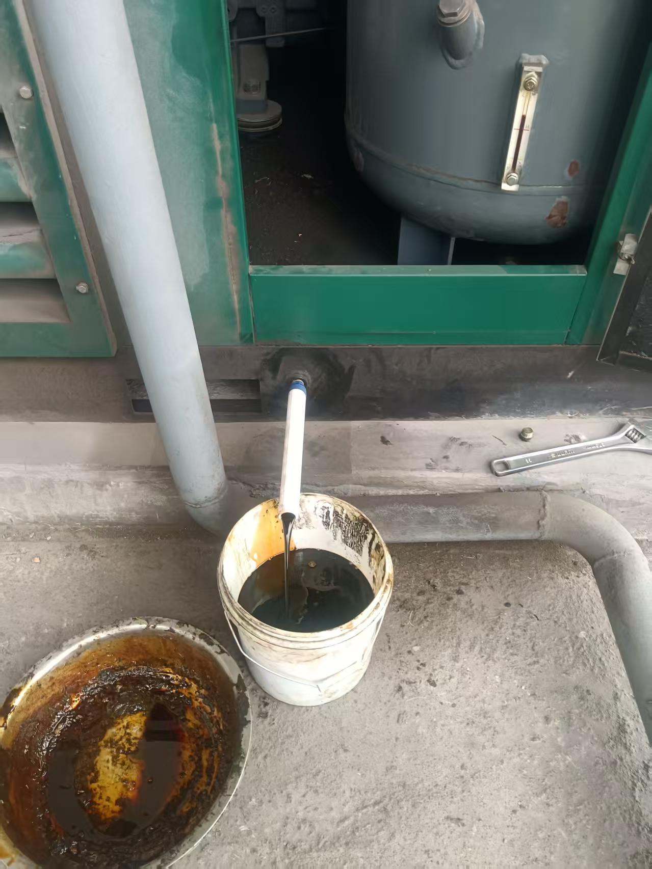 安顺某厂空压机保养更换润滑油 安顺某厂空压机保养更换润滑油